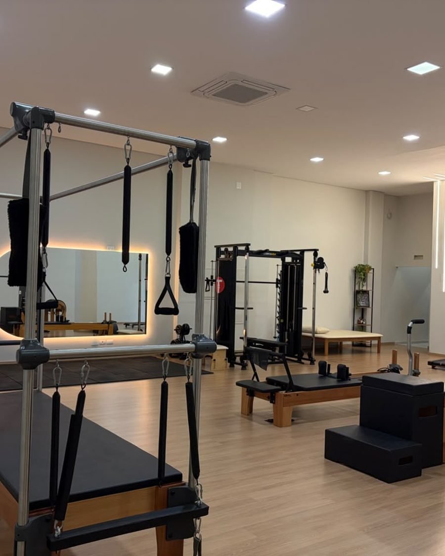 Ambiente do Studio Pro Pilates, com espelho e bolas de exercício